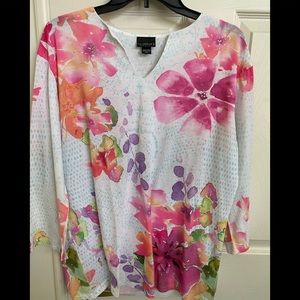 Ladies floral top size Large.